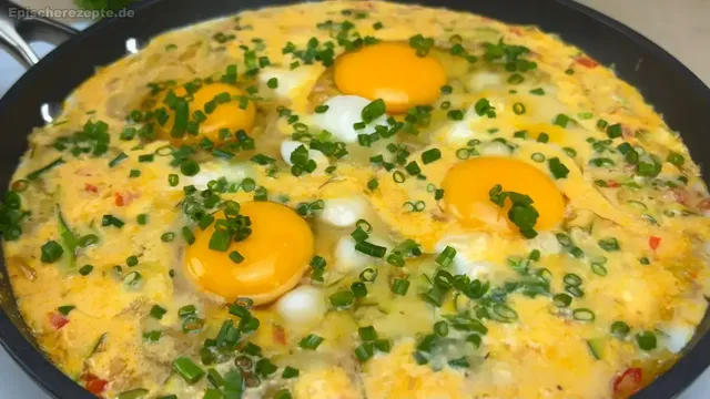Zucchini-Eier-Pfanne mit Chili und Käse
