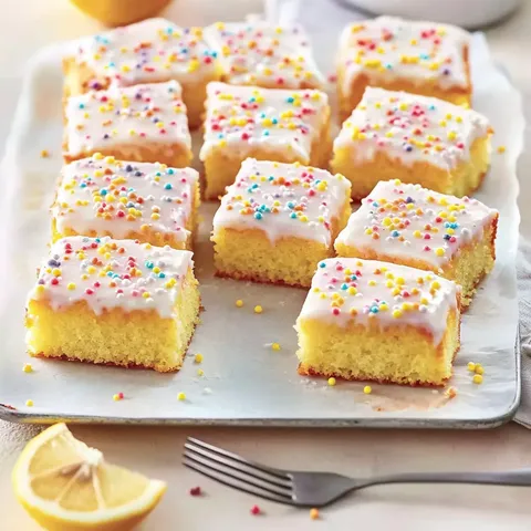 Zitronenkuchen vom Blech – saftig und einfach