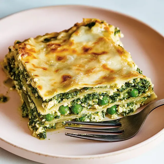 Vegane grüne Lasagne mit Erbsen und Tofu-Bechamel