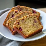 Bananenbrot backen – saftiger Bananenkuchen mit Himbeeren