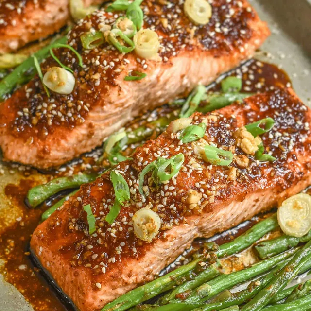 A pan of salmon with a glaze of ginger and garlic.