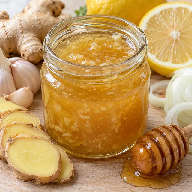 Goldener Ingwer-Zwiebel-Sirup mit Zitrone, Honig und frischem Ingwer