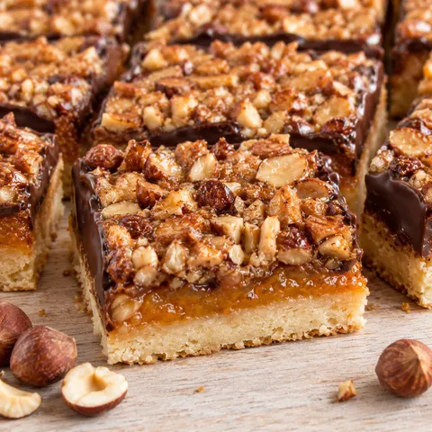 Nuss-Schnitte vom Blech mit Haselnüssen und Schokoladenkante